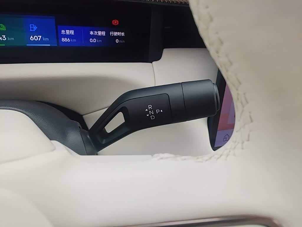 2025 Lynk & Co 900 White, 900 km, China export – photo 14