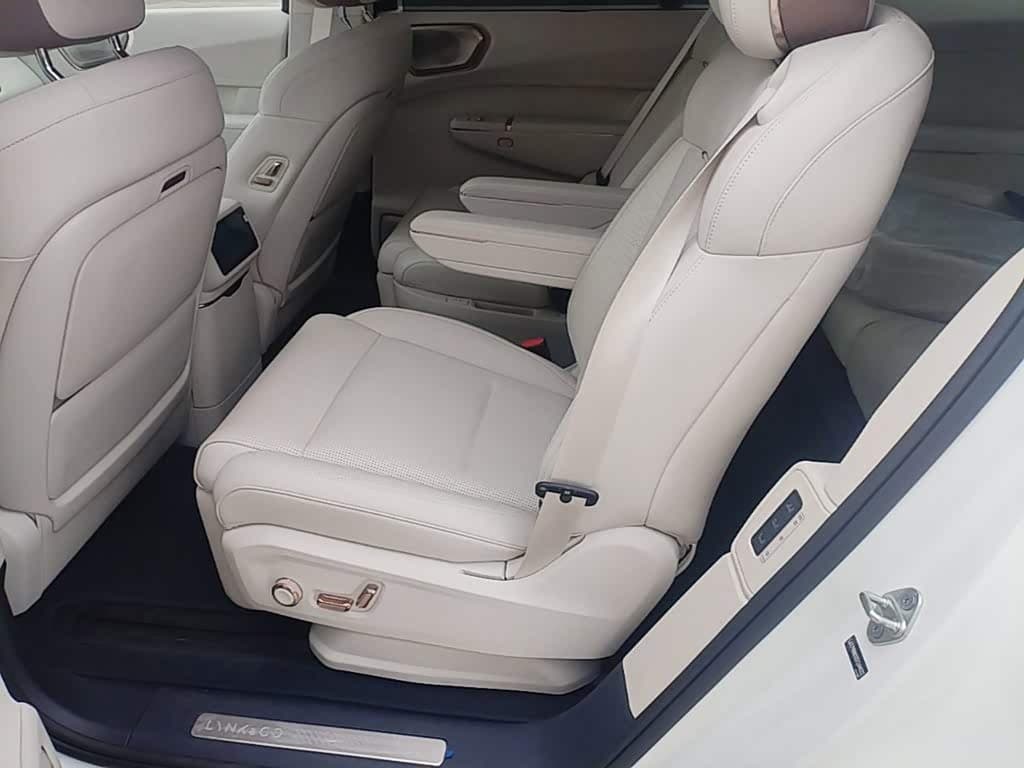 2025 Lynk & Co 900 White, 900 km, China export – photo 17