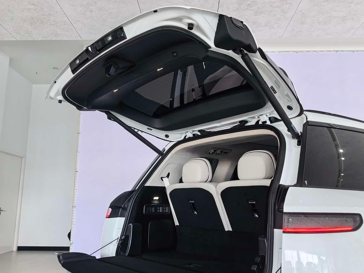 2025 Lynk & Co 900 White, 19,000 km, China export – photo 14