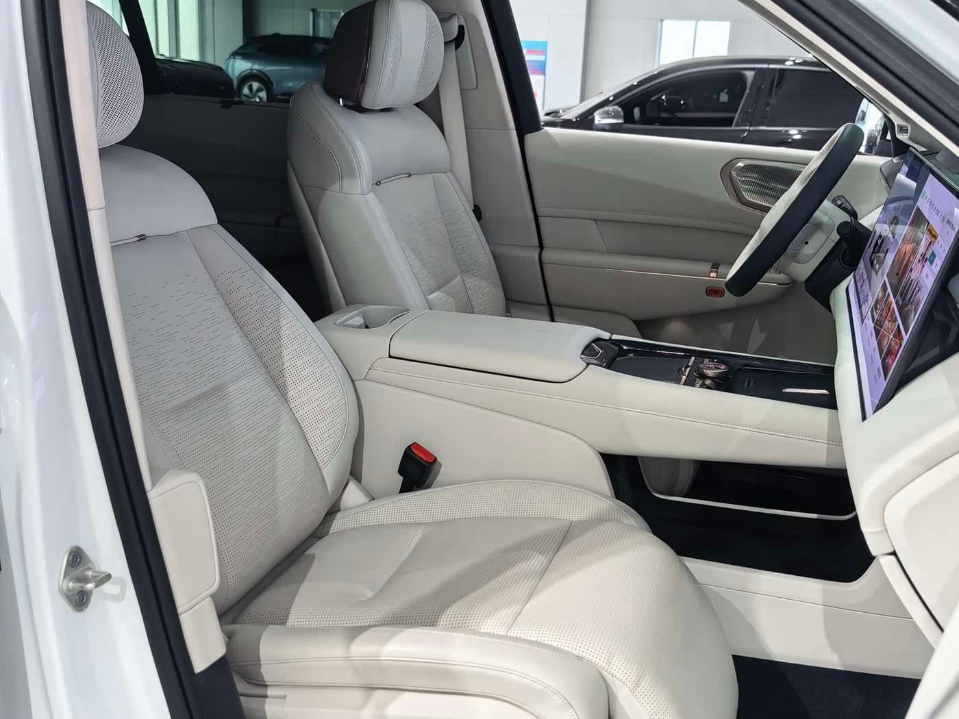 2025 Lynk & Co 900 White, 19,000 km, China export – photo 17