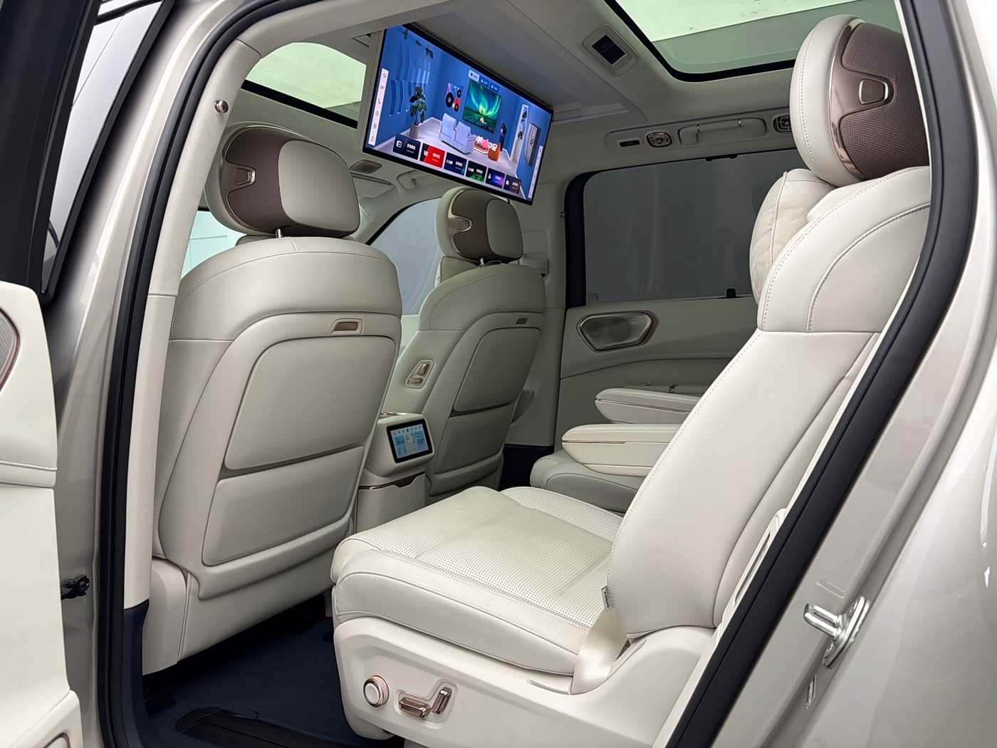 2025 Lynk & Co 900 Silbergrau, 11,000 km, China export – photo 7
