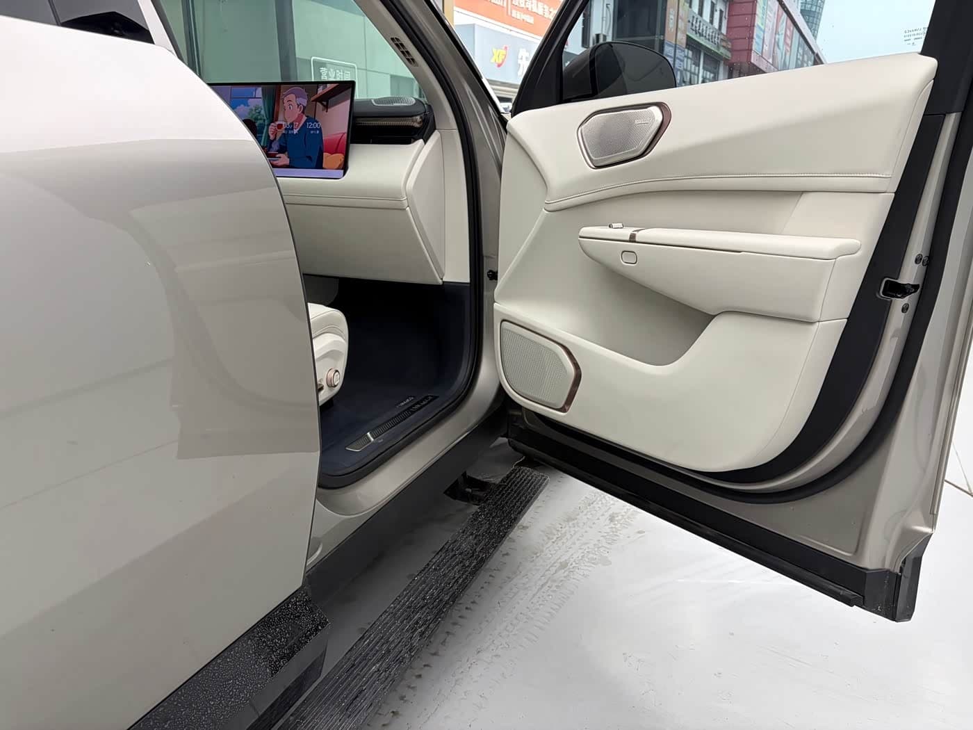 2025 Lynk & Co 900 Silbergrau, 11,000 km, China export – photo 13