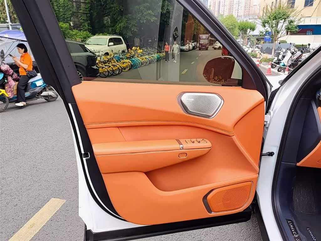 2025 Lynk & Co 900 White, 29,000 km, China export – photo 6