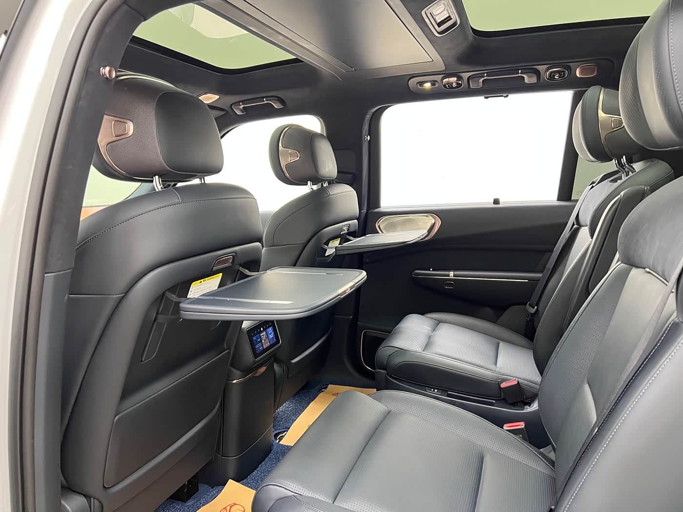 2025 Lynk & Co 900 White, 33,800 km, China export – photo 18