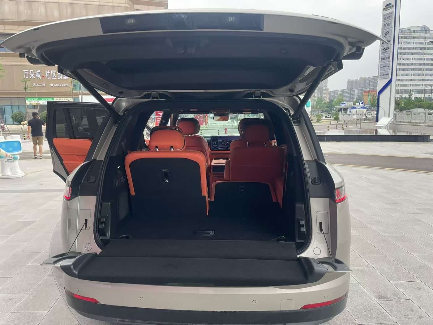 2025 Lynk & Co 900 Silbergrau, 31,700 km, China export – photo 9