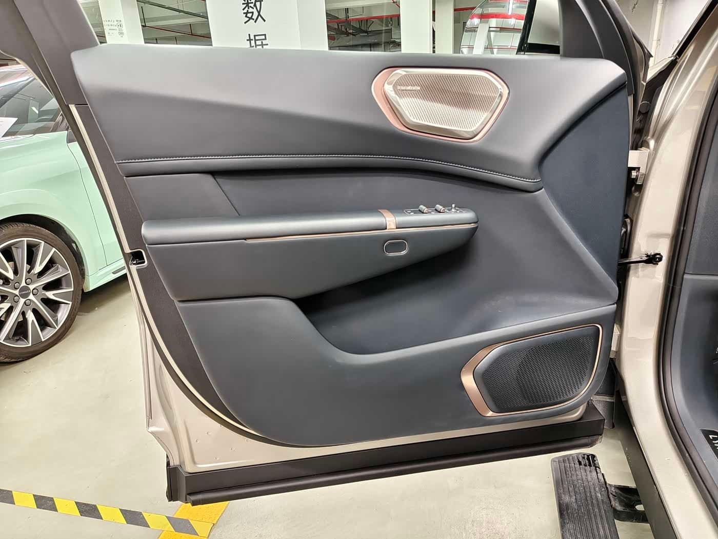 2025 Lynk & Co 900 Gris Plata, 8,000 km, China export – photo 12