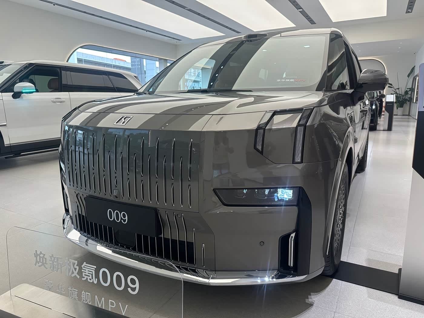 2026 Zeekr 009 رمادي فضي, 100 km, China export – photo 1