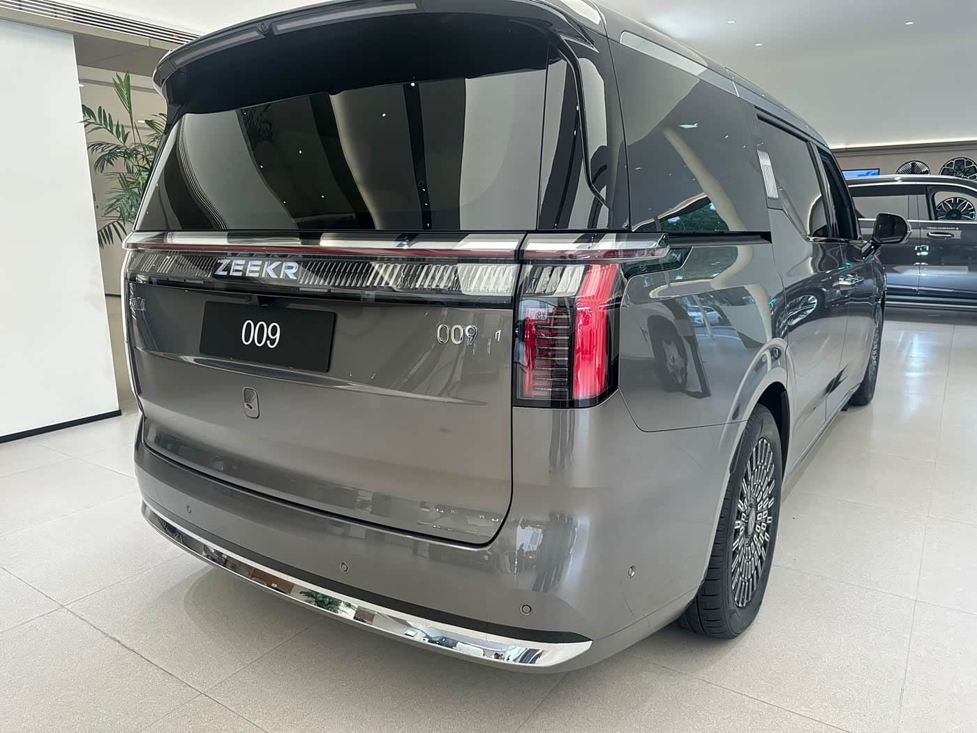 2026 Zeekr 009 رمادي فضي, 100 km, China export – photo 9