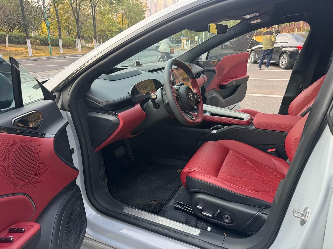 2025 Zeekr 007GT Silbergrau, 13,000 km, China export – photo 9
