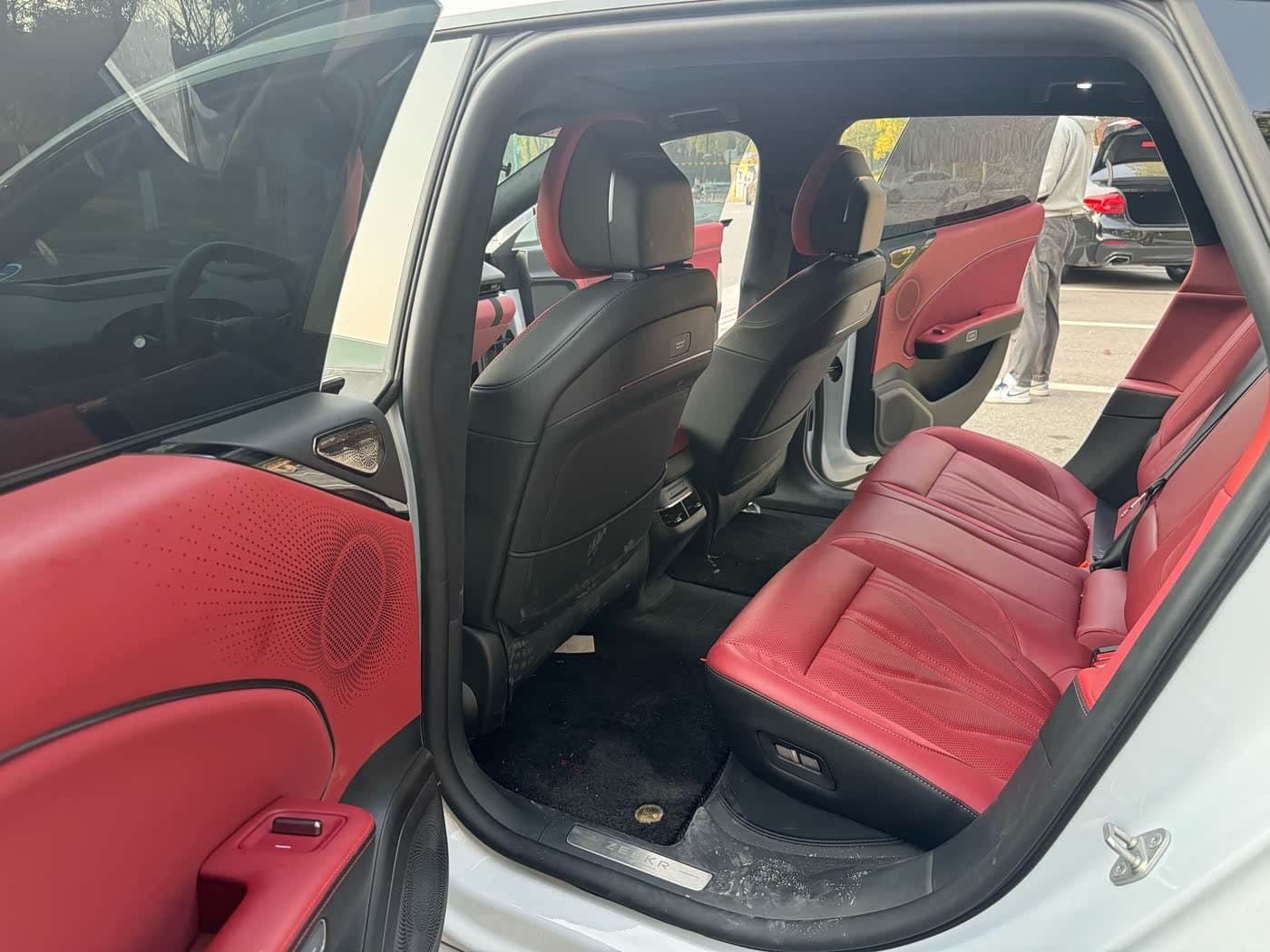 2025 Zeekr 007GT Silbergrau, 13,000 km, China export – photo 10