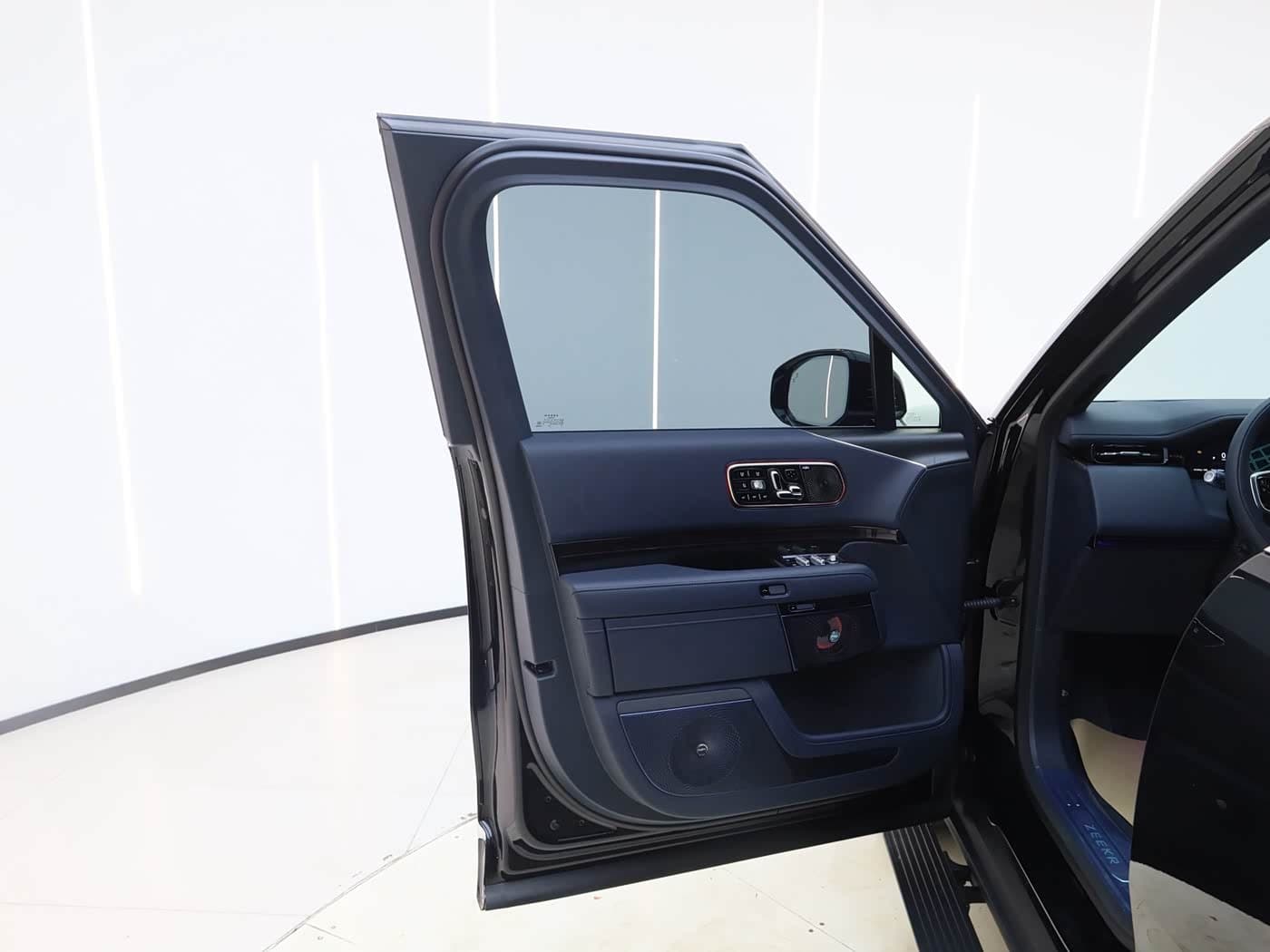 2025 Zeekr 9X Black, 12,500 km, China export – photo 3
